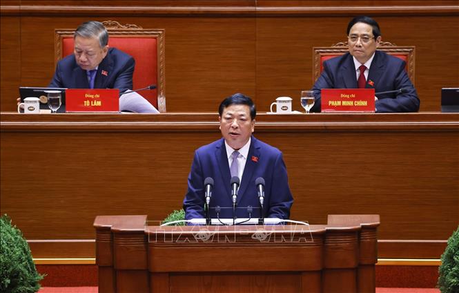 Đồng chí Trần Hồng Minh, Ủy viên Trung ương Đảng, Bí thư Đảng ủy, Bộ trưởng Bộ Xây dựng, tham luận về vấn đề “Đột phá mạnh mẽ phát triển kết cấu hạ tầng trong kỷ nguyên mới”. Ảnh: TTXVN