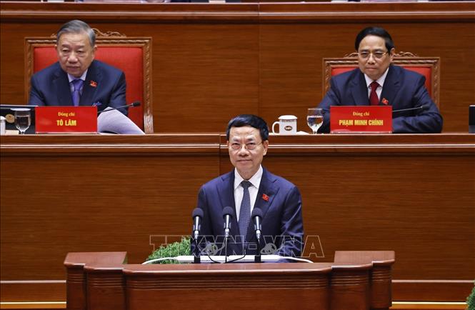 Đồng chí Nguyễn Mạnh Hùng, Ủy viên Trung ương Đảng, Bí thư Đảng ủy, Bộ trưởng Bộ Khoa học và Công nghệ, tham luận về vấn đề “Giải pháp đột phá phát triển khoa học công nghệ, đổi mới sáng tạo và chuyển đổi số quốc gia trở thành động lực chính xác lập mô hình tăng trưởng mới và phát triển bền vững quốc gia”. Ảnh: TTXVN