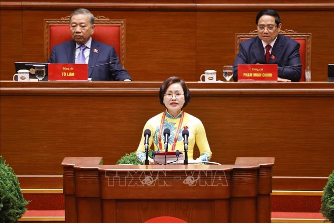 Đồng chí Trần Thị Thanh Thủy, Ủy viên Ban Thường vụ Tỉnh ủy, Bí thư Đảng ủy, Chủ tịch Hội đồng nhân dân phường Mỹ Hào, tỉnh Hưng Yên, tham luận về vấn đề “Chuyển đổi số ở phường trong điều kiện thực hiện mô hình chính quyền địa phương 2 cấp – Thực tiễn và quyết tâm hành động của phường Mỹ Hào, tỉnh Hưng Yên”. Ảnh: TTXVN