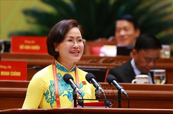 Đồng chí Trần Thị Thanh Thủy, Ủy viên Ban Thường vụ Tỉnh ủy, Bí thư Đảng ủy, Chủ tịch Hội đồng nhân dân phường Mỹ Hào, tỉnh Hưng Yên, tham luận về vấn đề “Chuyển đổi số ở phường trong điều kiện thực hiện mô hình chính quyền địa phương 2 cấp – Thực tiễn và quyết tâm hành động của phường Mỹ Hào, tỉnh Hưng Yên”. Ảnh: TTXVN