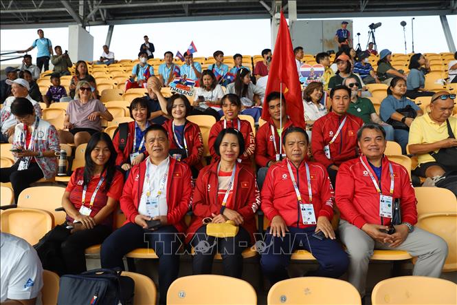 Lãnh đạo Bộ và ngành thể dục thể thao tới sân cổ vũ đội tuyển bơi lội trong ngày thi đấu đầu tiên. Ảnh: Đỗ Sinh - PV TTXVN tại Thái Lan