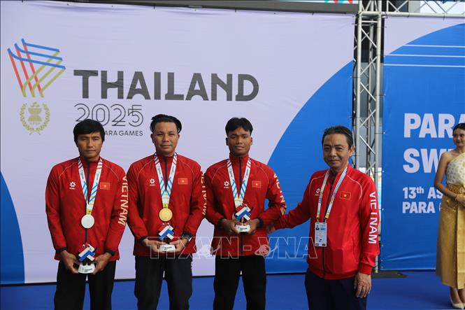 Thứ trưởng Bộ Văn hóa, Thể thao và Du lịch Hoàng Đạo Cương là người trao huy chương cho cả 3 vận động viên Việt Nam. Ảnh: Đỗ Sinh - PV TTXVN tại Thái Lan 