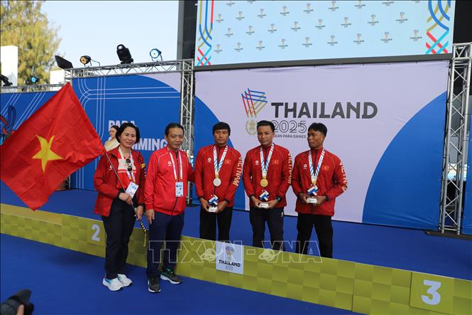 Thứ trưởng Bộ Văn hóa, Thể thao và Du lịch Hoàng Đạo Cương và Trưởng đoàn Lê Thị Hoàng Yến chụp ảnh lưu niệm với 3 vận động viên giành trọn bộ huy chương. Ảnh: Đỗ Sinh - PV TTXVN tại Thái Lan 