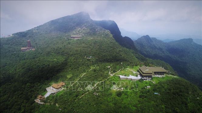 Nhà Ga cáp treo, chùa Thượng và đường từ phía Tây kết nối lên chùa Đồng. Ảnh: Việt Hùng – TTXVN 