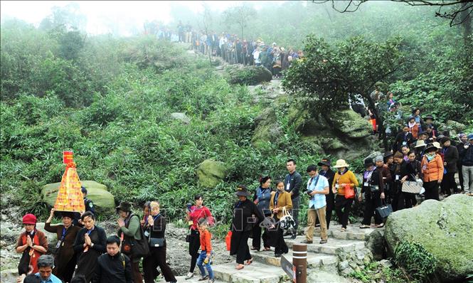 Du khách hành hương lên Tây Yên Tử. Ảnh: Việt Hùng – TTXVN
