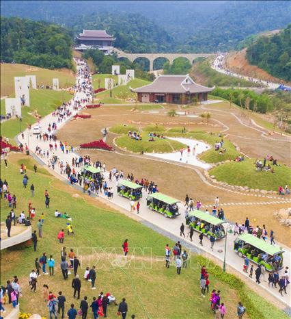 Hệ thống xe điện vận chuyển du khách lên Ga cáp treo. Ảnh: Việt Hùng – TTXVN 