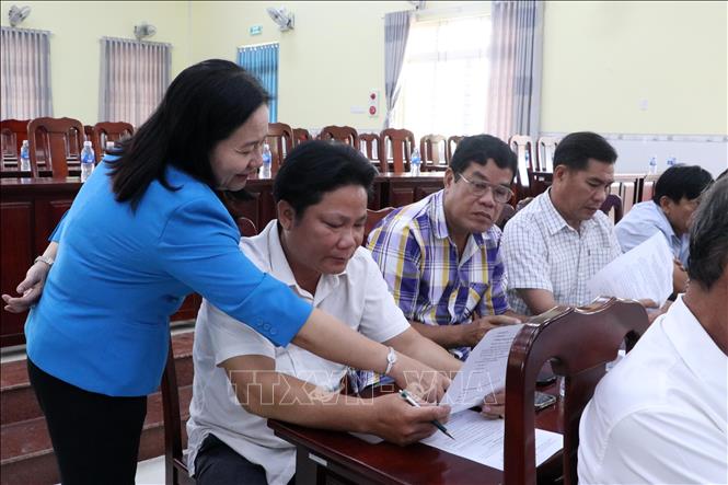 Lãnh đạo Sở Nông nghiệp và Môi trường Cần Thơ trao đổi và thông tin cho ngư dân về Nghị quyết chuyển đổi nghề và Nghị quyết hỗ trợ cước phí VMS giai đoạn 2026-2028. Ảnh: Trung Kiên - TTXVN