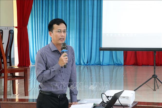 Đại diện Tập đoàn Viettel thông tin về chính sách hỗ trợ máy giám sát hành trình tàu cá. Ảnh: Trung Kiên - TTXVN