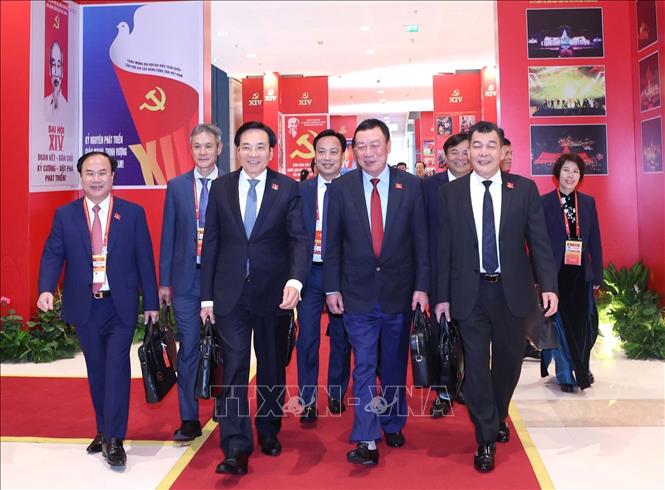 Các đại biểu đến dự phiên thảo luận tại hội trường về các văn kiện Đại hội, chiều 21/1. Ảnh: TTXVN