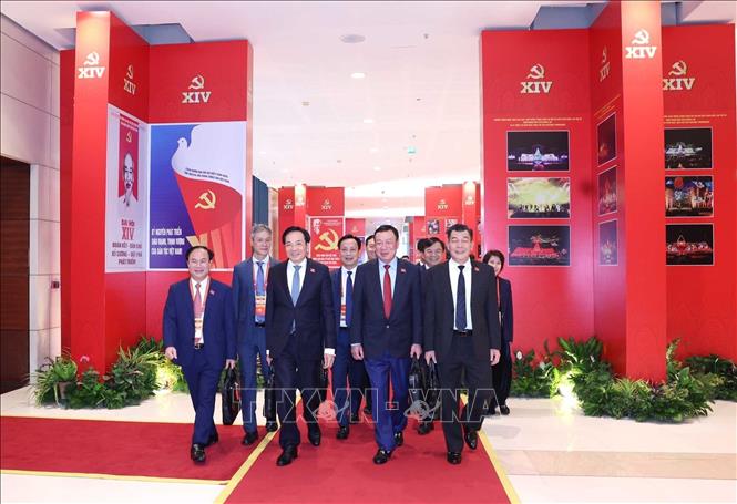 Các đại biểu đến dự phiên thảo luận tại hội trường về các văn kiện Đại hội, chiều 21/1. Ảnh: TTXVN