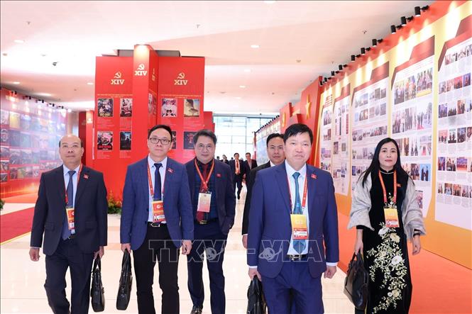 Các đại biểu đến dự phiên thảo luận tại hội trường về các văn kiện Đại hội, chiều 21/1. Ảnh: TTXVN