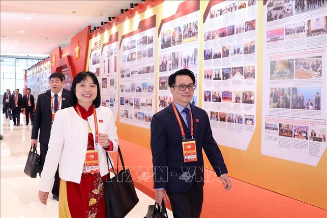 Các đại biểu đến dự phiên thảo luận tại hội trường về các văn kiện Đại hội, chiều 21/1. Ảnh: TTXVN