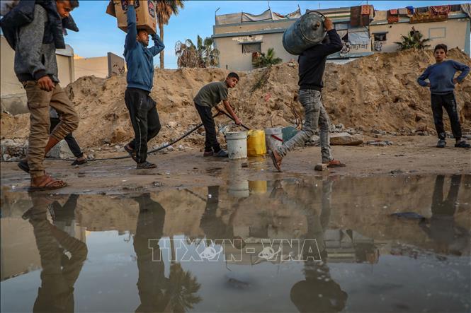 Người dân tại trại tị nạn ở Gaza. Ảnh: THX/TTXVN