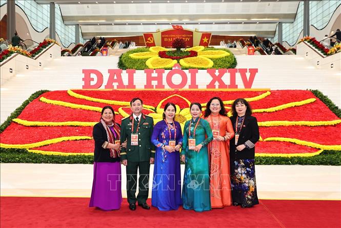 Các đại biểu đến dự phiên thảo luận tại hội trường về các văn kiện Đại hội, chiều 21/1. Ảnh: TTXVN

