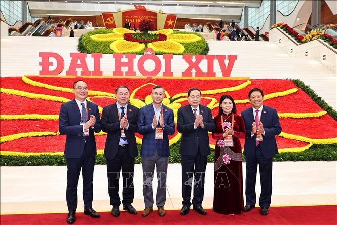 Chủ tịch Quốc hội Trần Thanh Mẫn với các đại biểu. Ảnh: TTXVN