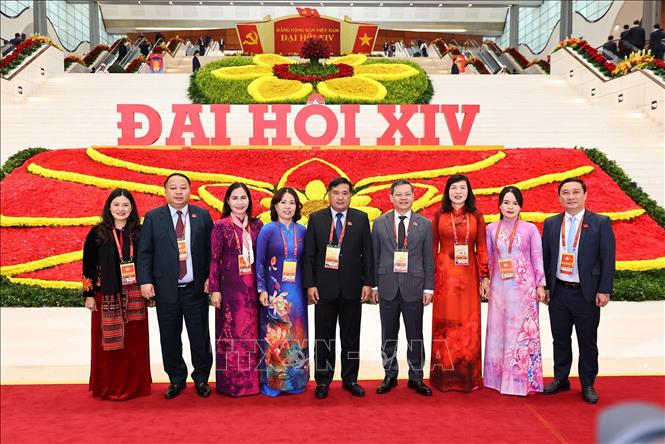 Các đại biểu đến dự phiên thảo luận tại hội trường về các văn kiện Đại hội. Ảnh: TTXVN
