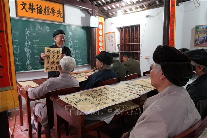 Lớp học Hán Nôm miễn phí ở xã Thổ Tang góp phần truyền dạy và lan tỏa giá trị của loại chữ viết cổ kính này tới cộng đồng. Ảnh: Nguyễn Thảo - TTXVN