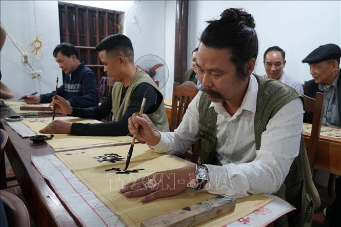 Mỗi người một lứa tuổi, một ngành nghề khác nhau cùng say mê học chữ thánh hiền của cha ông để lại. Ảnh: Nguyễn Thảo - TTXVN