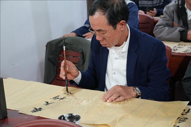 Nhiều học viên trong lớp học có thể viết thành tạo các câu thơi, câu đối. Ảnh: Nguyễn Thảo - TTXVN