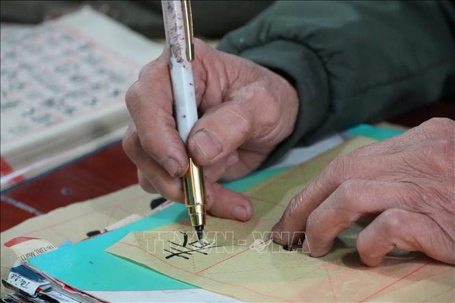 Sau thời gian theo học, các cụ cao niên đã có thể viết chữ Hán Nôm thành thạo. Ảnh: Nguyễn Thảo