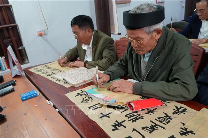 Nhiều cụ cao niên vẫn say mê tham gia lớp học để làm gương cho con cháu và để gìn giữ chữ thánh hiền của cha ông. Ảnh: Nguyễn Thảo - TTXVN