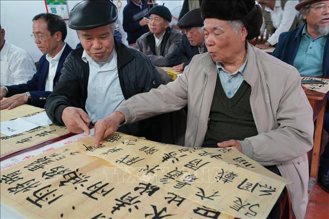 Những buổi học không chỉ là thời gian học chữ, mà còn là nơi người cao tuổi gặp gỡ, trao đổi với nhau về những kiến thức đã được học. Ảnh: Nguyễn Thảo - TTXVN