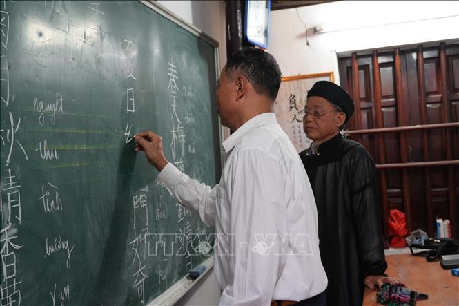 Lớp học không có thù lao nhưng cả thầy và trò đều say mê học tập. Ảnh: Nguyễn Thảo - TTXVN