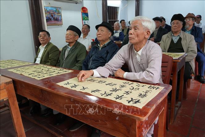 Lớp học chữ Hán Nôm ở xã Thổ Tang thu hút hơ 20 học viên theo học ở đủ các lứa tuổi. Ảnh: Nguyễn Thảo- TTXVN