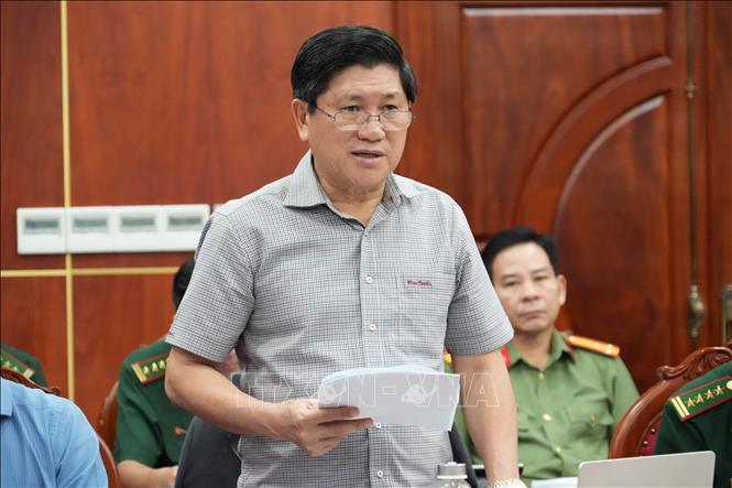 Phó Chủ tịch UBND tỉnh Cà Mau Lê Văn Sử báo cáo tóm tắt kết quả thực hiện công tác phòng, chống khai thác IUU với đoàn công tác của Thanh tra Chính phủ. Ảnh: Huỳnh Anh - TTXVN