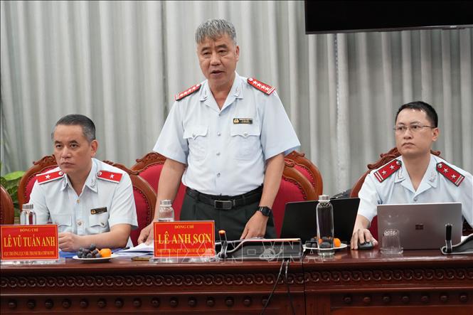 Ông Lê Anh Sơn, Phó Cục trưởng Cục Thanh tra, giải quyết khiếu nại, tố cáo lĩnh vực nông nghiệp và môi trường (Cục VIII) - Trưởng đoàn thanh tra, công bố Quyết định thanh tra. Ảnh: Huỳnh Anh - TTXVN