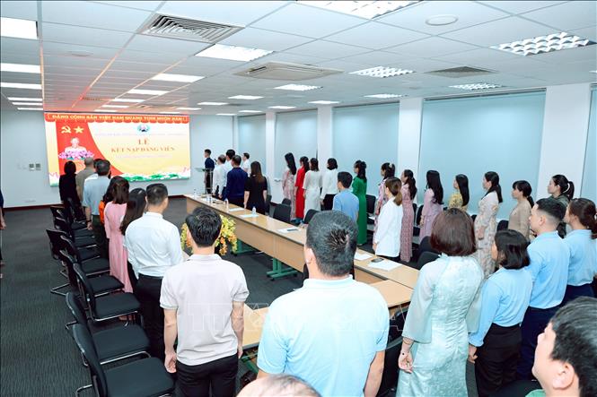 Lễ kết nạp Đảng cho đảng viên mới tại Đảng ủy KCN Nhật Bản – Hải Phòng. Ảnh Tiến Vĩnh  - TTXVN 