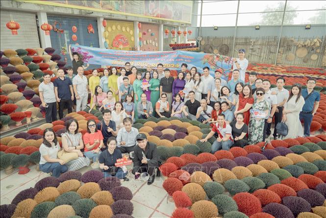 Đảng viên Đảng ủy KCN Nhật Bản – Hải Phòng tham gia trong một chương trình sinh ngoại khóa. Ảnh Tiến Vĩnh  - TTXVN 