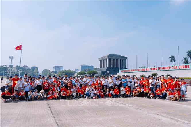 Đảng bộ KCN Nhật Bản – Hải Phòng báo công dâng Bác tại Quảng trường Ba Đình Hà Nội. Ảnh Tiến Vĩnh  - TTXVN 