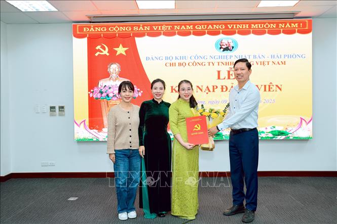 Trao quyết định kết nạp Đảng cho đảng viên mới tại Đảng ủy KCN Nhật Bản – Hải Phòng. Ảnh: Tiến Vĩnh  - TTXVN 