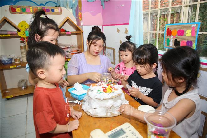 Giáo viên mầm non được nâng cao kỹ năng chăm sóc, nuôi dưỡng và giáo dục trẻ. Ảnh: Giang Phương - TTXVN