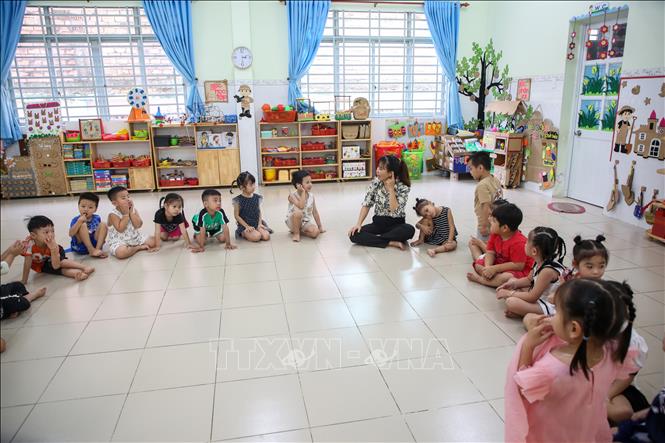 Giáo viên mầm non tại tỉnh Tây Ninh tổ chức hoạt động học tập, chăm sóc trẻ theo hướng lấy trẻ làm trung tâm. Ảnh: Giang Phương – TTXVN