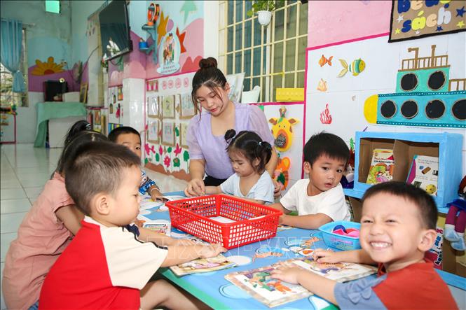 Môi trường lớp học mầm non tại các cơ sở giáo dục được đầu tư cải thiện, đáp ứng nhu cầu gửi trẻ của người lao động. Ảnh: Giang Phương – TTXVN