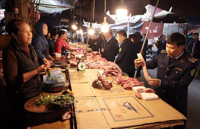 Đoàn kiểm tra một quầy kinh doanh thực phẩm tại chợ Hà Đông, Hà Nội. Ảnh: Trần Việt - TTXVN