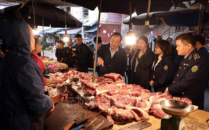 Đoàn kiểm tra một quầy kinh doanh thực phẩm tại chợ Hà Đông, Hà Nội. Ảnh: Trần Việt - TTXVN
