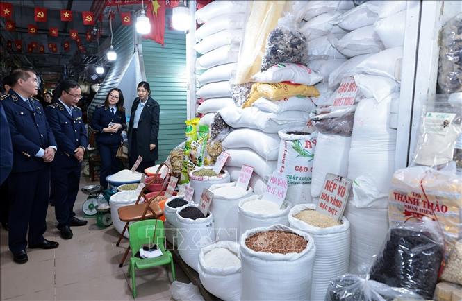 Đoàn kiểm tra một quầy kinh doanh lương thực tại chợ Hà Đông, Hà Nội. Ảnh: Trần Việt - TTXVN