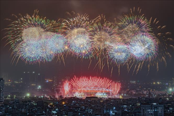 Màn pháo hoa tổng duyệt bắn pháo hoa chào mừng Đại hội đại biểu toàn quốc lần thứ XIV của Đảng. Ảnh: Lê Đông - TTXVN