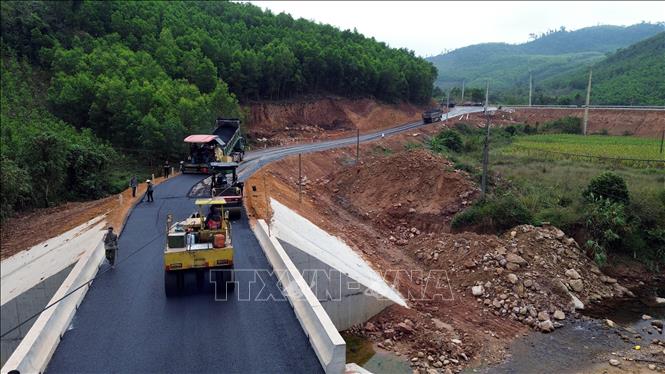 Nhiều tuyến đường nông thôn được thảm nhựa và đang được gấp rút hoàn thiện. Tuyến đường liên thôn Pắc Lập - Nà Lim, xã Kỳ Thượng đang được trải thảm nhựa hoàn thiện trước Tết Nguyên đán. Ảnh: Đức Hiếu - TTXVN