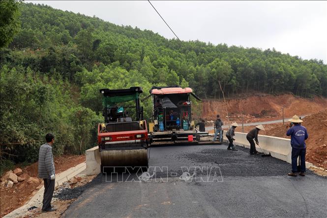 Tuyến đường liên thôn Pắc Lập - Nà Lim, xã Kỳ Thượng đang được trải thảm nhựa hoàn thiện trước Tết Nguyên đán. Ảnh: Đức Hiếu - TTXVN