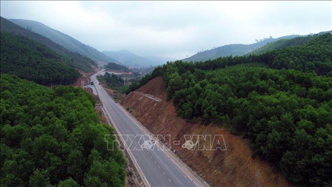 Hạ tầng giao thông xã Kỳ Thượng được hoàn thiện góp phần phát huy lợi thế về lâm nông nghiệp. Ảnh: Đức Hiếu - TTXVN