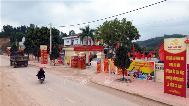 Trụ sở UBND xã Kỳ Thượng trang trí cờ hoa chào mừng Đại hội đại biểu toàn quốc lần thứ XIV của Đảng. Ảnh: Đức Hiếu - TTXVN