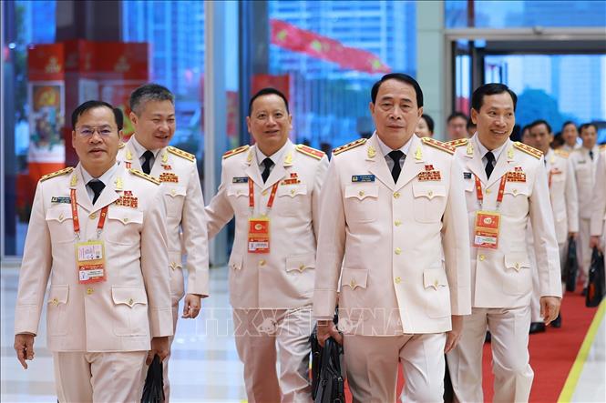 Các đại biểu đến dự ngày làm việc chính thức thứ ba Đại hội XIV của Đảng, sáng 22/1. Ảnh: TTXVN