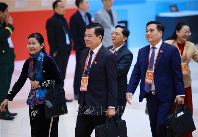 Các đại biểu đến dự ngày làm việc chính thức thứ ba Đại hội XIV của Đảng, sáng 22/1. Ảnh: TTXVN