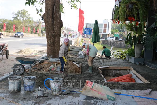 Thi công dự án cải tạo vỉa hè đường Hùng Vương. Ảnh: Tường Vi - TTXVN