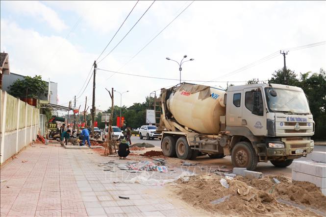 Thi công dự án cải tạo vỉa hè đường Hùng Vương. Ảnh: Tường Vi - TTXVN