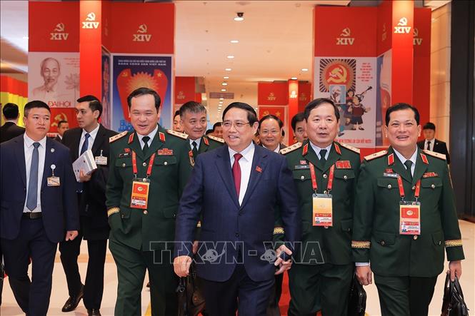 Thủ tướng Phạm Minh Chính và các đại biểu Đoàn Đảng bộ Quân đội đến dự ngày làm việc chính thức thứ ba Đại hội XIV của Đảng, sáng 22/1. Ảnh: TTXVN